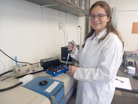 Denisa Fujašová pri práci v laboratóriu