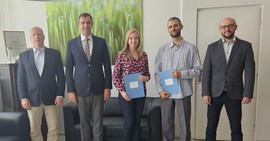 fotografia na ktorej je vedenie fakulty spolu s mladými vedeckými pracovníkmi