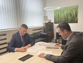 Fotografia na ktorej konateľ spoločnosti Bayer Slovakia, Václav Vlk a dekan FaF UK Ján Klimas, podpisujú memorandum o spolupráci.